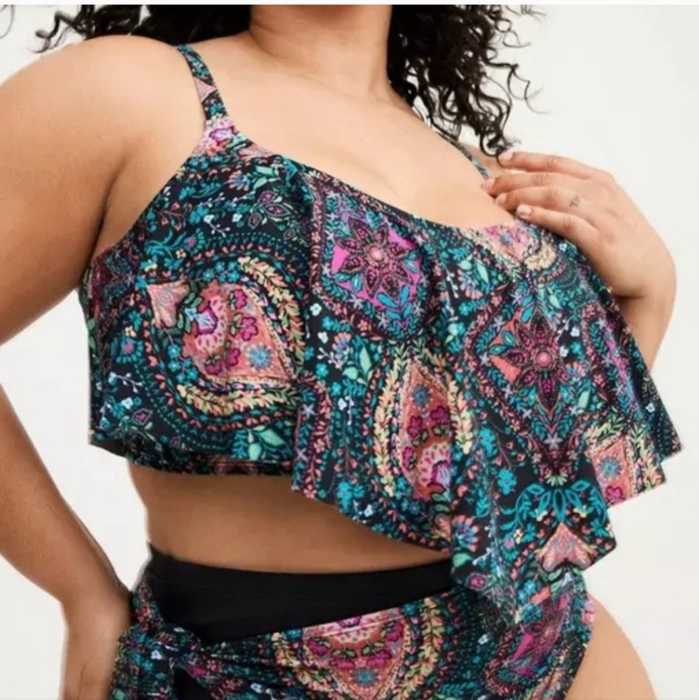 Torrid Black Wireless V Flounce Bikini Top